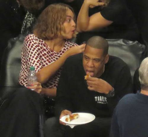谁可以想到Beyonce和Jay Z可以继续这样甜蜜..他们边吃甜品边看布鲁克林网队比赛 (6张照片)