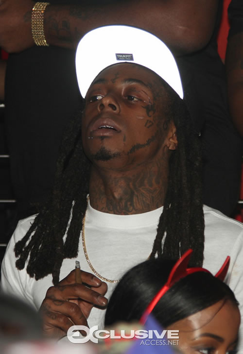 2015年开始..Lil Wayne先和Fabolous一起夜店庆祝..Weezy摆出扫射姿态 (照片)
