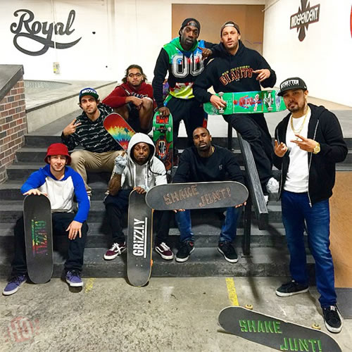 嘻哈与滑板混合体Lil Wayne再与好兄弟们玩滑板..Weezy有钱就是“任性” (4张照片)