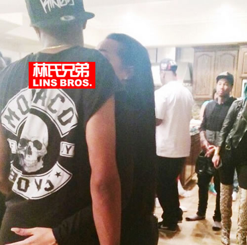 似乎越来越真..Tyga带着绯闻女友/卡戴珊17岁妹妹Kylie Jenner见好兄弟Chris Brown..而且.. (照片)