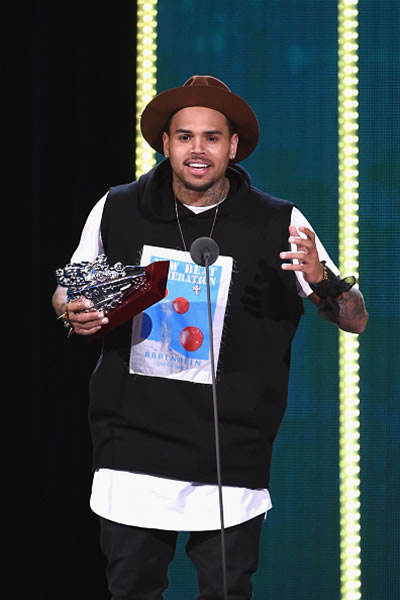 时尚的Chris Brown在Soul Train Awards 2014演出..两个美女伸出性感的手放在了他的大腿上 (照片)