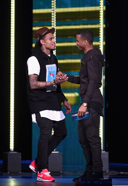 时尚的Chris Brown在Soul Train Awards 2014演出..两个美女伸出性感的手放在了他的大腿上 (照片)