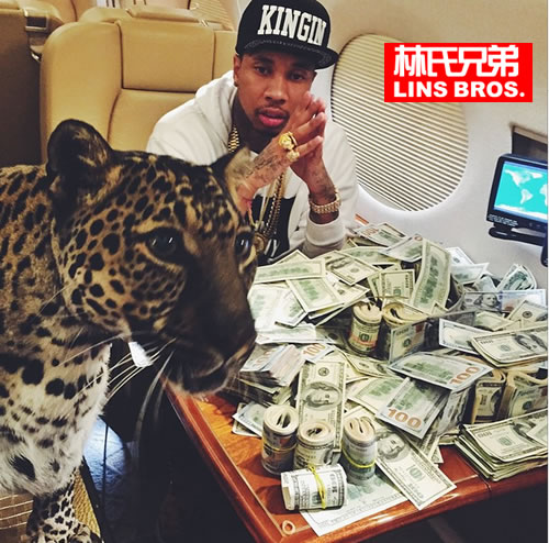 太凶险! 但Tyga不怕..自己也是Tiger的他在私人飞机上和凶悍的大猫玩..数百元美钞数到手酸 (照片)