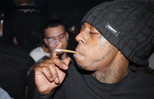 抽大麻的Lil Wayne放松地登上NYLON Guys杂志封面..无比满意的状态 (照片)