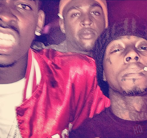 见过Snoop Dogg和Wiz Khalifa抽大麻烟雾遮住了脸..Lil Wayne也来演绎High的经典一刻 (5张照片)