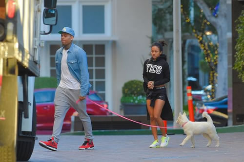 这剧情无法理解..Chris Brown与Karrueche大闹分手后复合了 送钻戒了..现在一起公开遛狗 (6张照片)