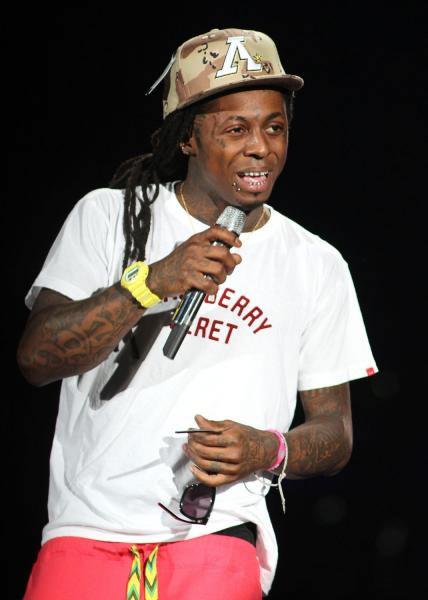 这是Lil Wayne在圣诞节的态度：竖出中指，抽大麻，穿Trust Nobody衣服 (照片)