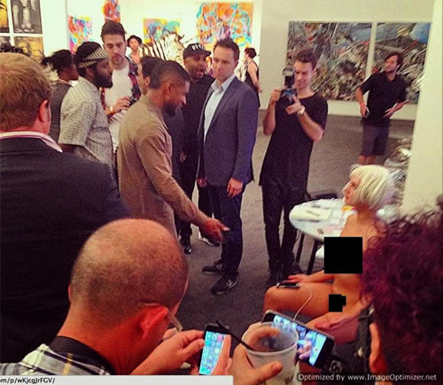 你能想到吗！Usher为他的iPhone充电..充电器是一全裸女人的隐私部位..(9张照片)