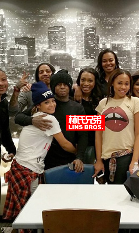 老板和女下属暧昧如此公开非常少见..你看Lil Wayne和他的艺人/绯闻女友这样互相抱着 (照片)