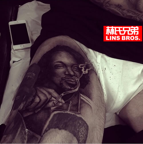 疯狂的Snoop Dogg粉丝展示偶像抽大麻纹身..因为在大腿上只能穿着内裤展示 (女士勿入/照片)
