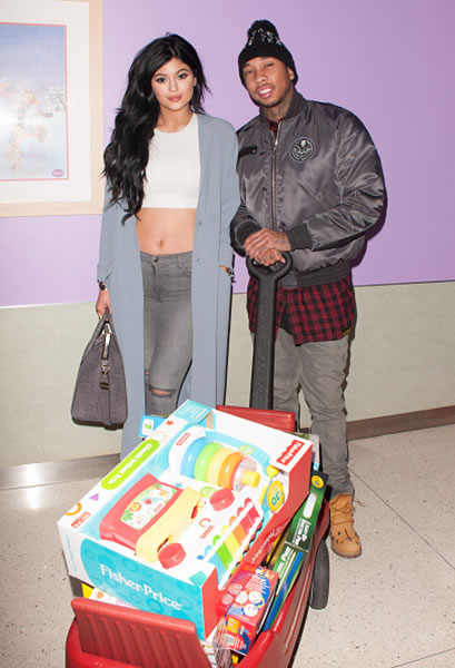 更加亲密! 让人羡慕的非正式情侣Tyga和卡戴珊妹妹/17岁Kylie Jenner送生病儿童圣诞礼物 (7张照片)