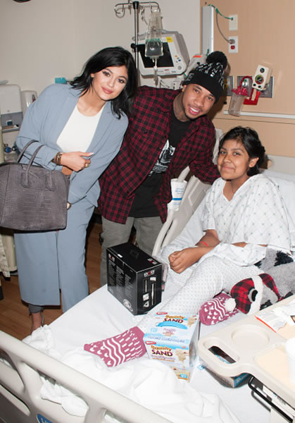 更加亲密! 让人羡慕的非正式情侣Tyga和卡戴珊妹妹/17岁Kylie Jenner送生病儿童圣诞礼物 (7张照片)