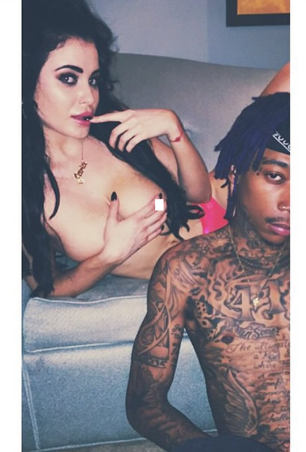 Wow!! 单身基本赤裸Wiz Khalifa与完全赤裸Playboy模特这样玩..分享限制级照片 (照片)