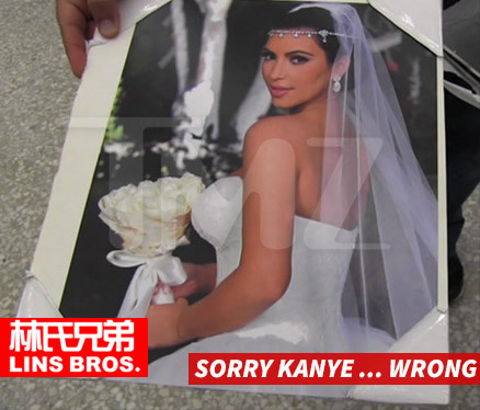 太尴尬了! Kanye West遇到歌迷拿着卡戴珊与前夫/NBA球星Kris Humphries婚礼照片索要签名..他憨笑拒绝 (视频/照片)