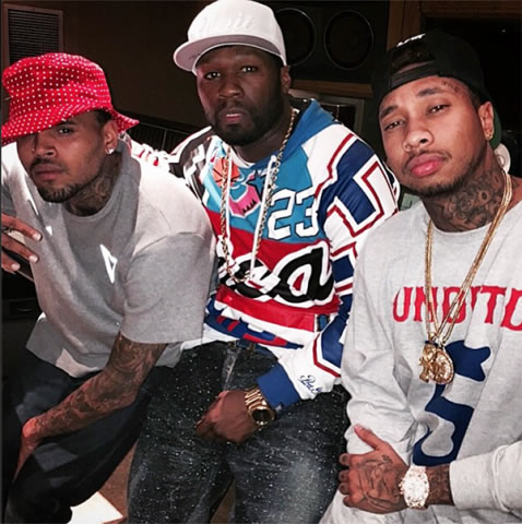 新鲜的..50 Cent与Tyga & Chris Brown在录音室里合作歌曲..Fif穿得很“花” (照片)
