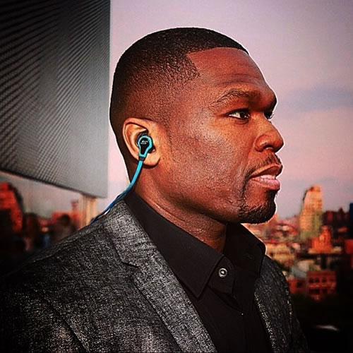 当你在拍照时候照片中突然出现如此帅的超级影星莱昂纳多是多么的幸运..50 Cent很幸运 (2张照片)