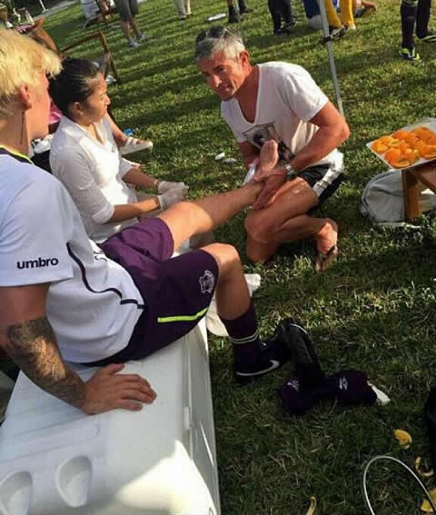 粉丝看得心疼..Justin Bieber踢足球把脚给伤了.. 拐杖成为了他的临时兄弟 (4张照片)