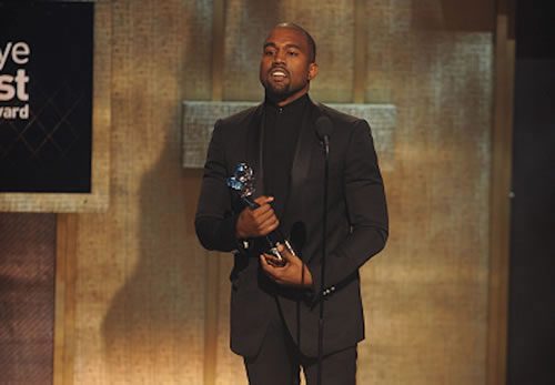 成就了..Kanye West获得了2015 BET Honors的远见奖 (4张照片)