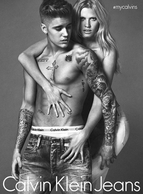 女士福利..Justin Bieber脱光只剩Calvin Klein内裤展现雄性魅力..女模特还与他这样性感接触 (照片)