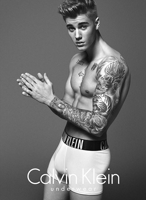 女士福利..Justin Bieber脱光只剩Calvin Klein内裤展现雄性魅力..女模特还与他这样性感接触 (照片)
