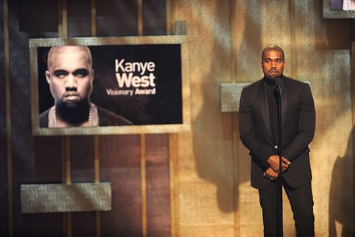 成就了..Kanye West获得了2015 BET Honors的远见奖 (4张照片)