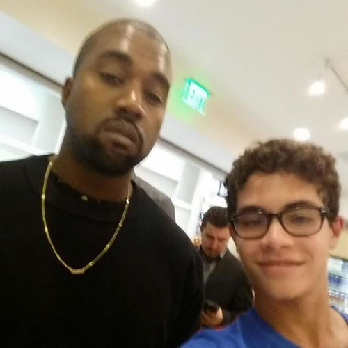 经典!! Kanye West与歌迷的搞笑合影..搞笑在于这是个只准你笑我不笑的Cool事 (9张照片)