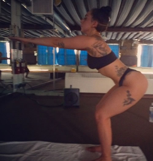 性感的Lady Gaga想要展示柔韧性还是她的半裸臀部有多么美? (2张Sexy照片)