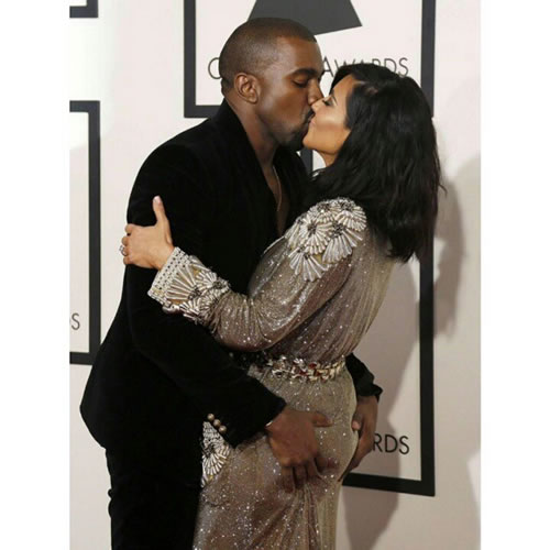 Wow! Kanye West在格莱美红地毯强吻老婆卡戴珊..同时双手自然地“紧紧”抓着她性感大臀 (5张照片)