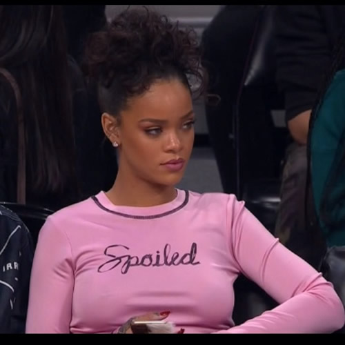 被宠坏的Rihanna观看2015 NBA全明星赛周六比赛 (2张照片)