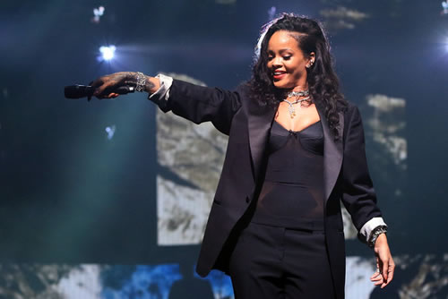 Rihanna联合好朋友Kanye West在2015超级碗周末演出..Yeezy的衣服搭配很特别 (7张照片)