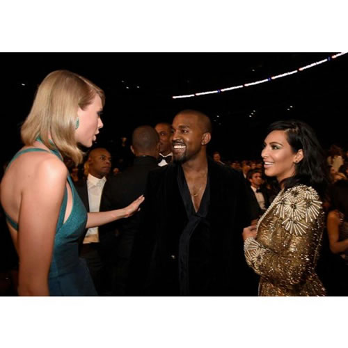 这些画面太感慨! Kanye West与曾经的抢话筒案受害者Taylor Swift憨笑合影搂腰并握手言和 (5张格莱美现场照片)