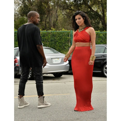为了让你看得清楚..Kanye West整理裤脚管确保他的新adidas Yeezy 3鞋子完全100%暴露 (照片)