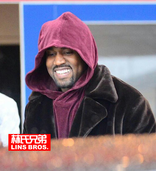 Wow! Kanye West在格莱美红地毯强吻老婆卡戴珊..同时双手自然地“紧紧”抓着她性感大臀 (5张照片)