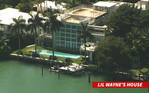 凶险! 警方全副武装出动带上警犬再次包围Lil Wayne的豪宅..因为听说传出了枪声 (2张照片)