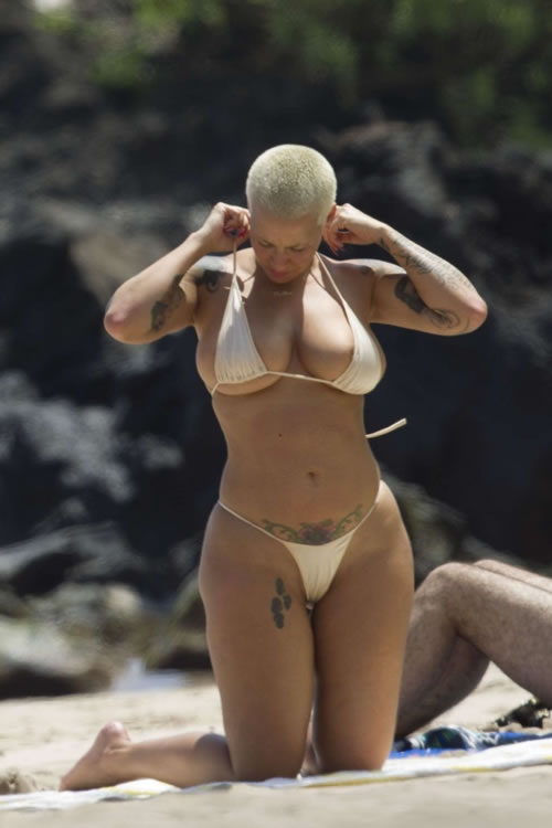 视觉盛宴! Amber Rose在沙滩解开内衣裸露上身过程被狗仔全程记录下来 (8张照片)