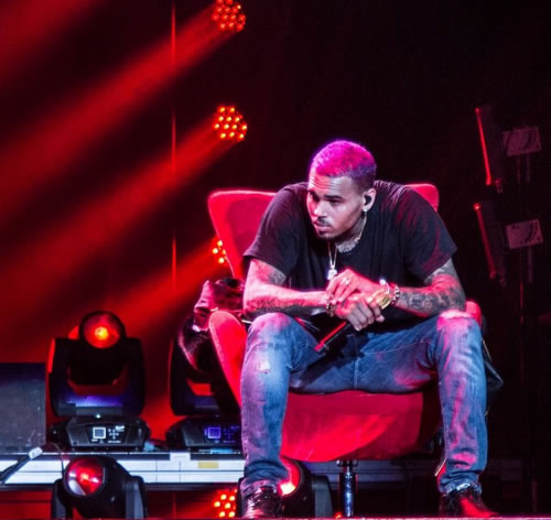 每天都过得很艰难..被好朋友背叛豪宅遭到抢劫的Chris Brown告诉你他有多么苦 (图片)