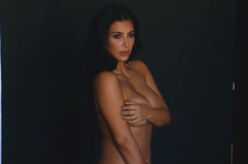 没人会这么做除了Kanye West..他亲自放出性感老婆卡戴珊裸体照片庆祝 (3张照片)