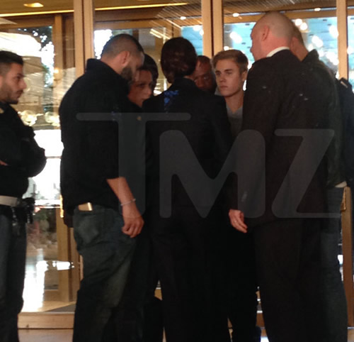 酷新发型没有助力Justin Bieber走好运..罗马警察的包围让他脸色帅得很难看 (照片)