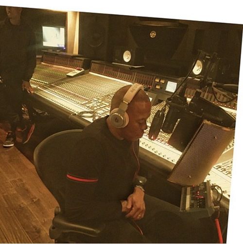 嘻哈第一富豪/Eminem师父Dr. Dre想干嘛?! 他奇迹般地坐在录音室话筒面前.. (照片)