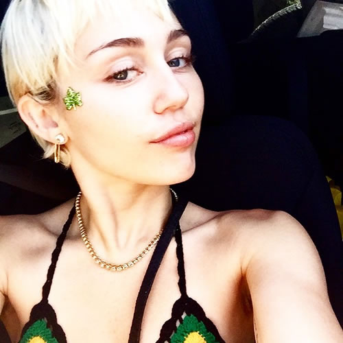 疯狂的4/20世界大麻日..爱好者Miley Cyrus疯了似的放出性感抽大麻等照片 (7张)