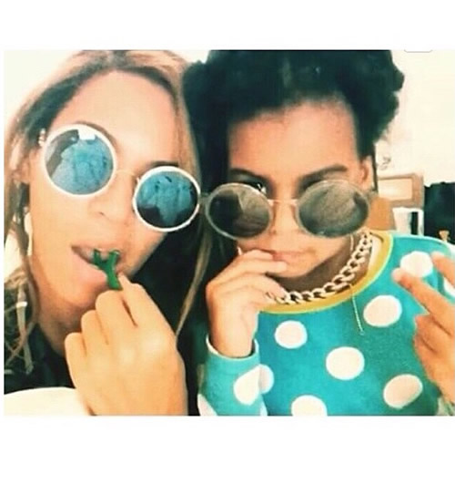 有嘻哈范了! Jay Z女儿Blue Ivy和妈妈Beyonce摆酷..她戴上粗项链和墨镜并摆手势眼神犀利 (照片)