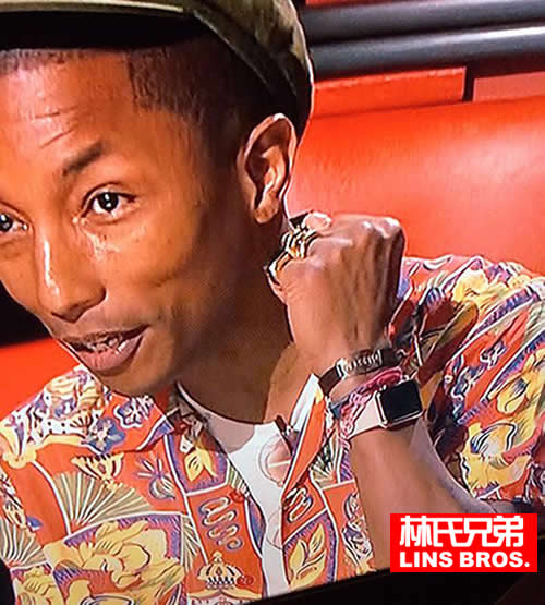 什么是牛人?! Pharrell是..他大秀还未上市的土豪金Apple Watch苹果手表 (照片)
