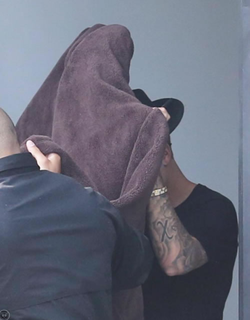 ...超级巨星Justin Bieber不想让你看到他的新发型..于是出现了这样神秘场面 (照片) 