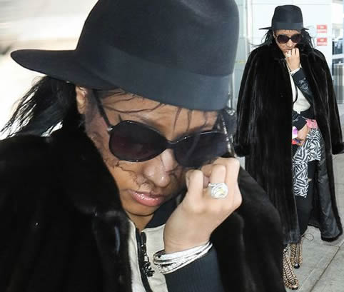 亮瞎眼了..Nicki Minaj公开场合大秀所谓的订婚超大心形钻戒..价值300万元 (照片)