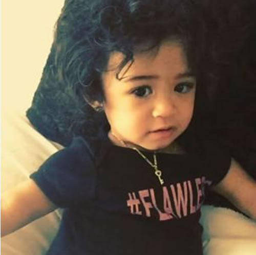 Chris Brown心情大好..放出好几张“完美无瑕”的女儿Royalty照片
