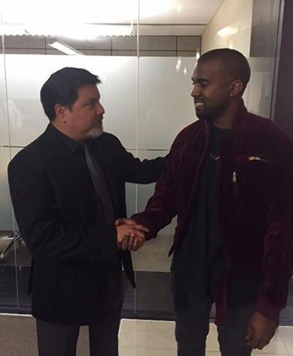 G.O.O.D.!! Kanye West“殴打”狗仔大麻烦解决了..两人握手言和 (照片)