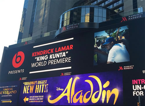 新超级巨星就是不一样..Kendrick Lamar在纽约时代广场首播King Kunta MV (照片)