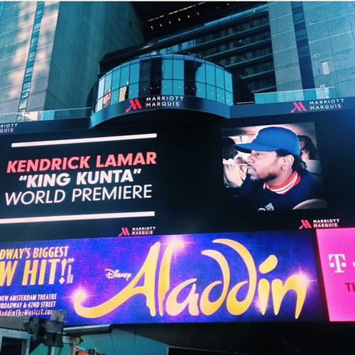 新超级巨星就是不一样..Kendrick Lamar在纽约时代广场首播King Kunta MV (照片)
