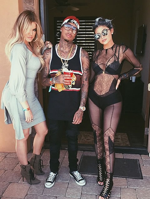 超级Sexy! 卡戴珊17岁妹妹Kylie Jenner穿透视装与绯闻男友Tyga摆造型 (照片)