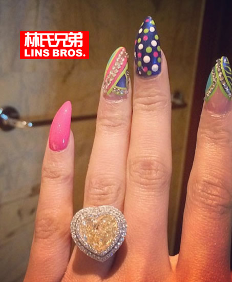 这么快? Nicki Minaj和男友Meek Mill订婚了? 这么大的钻戒..价值吓死人 (照片)
